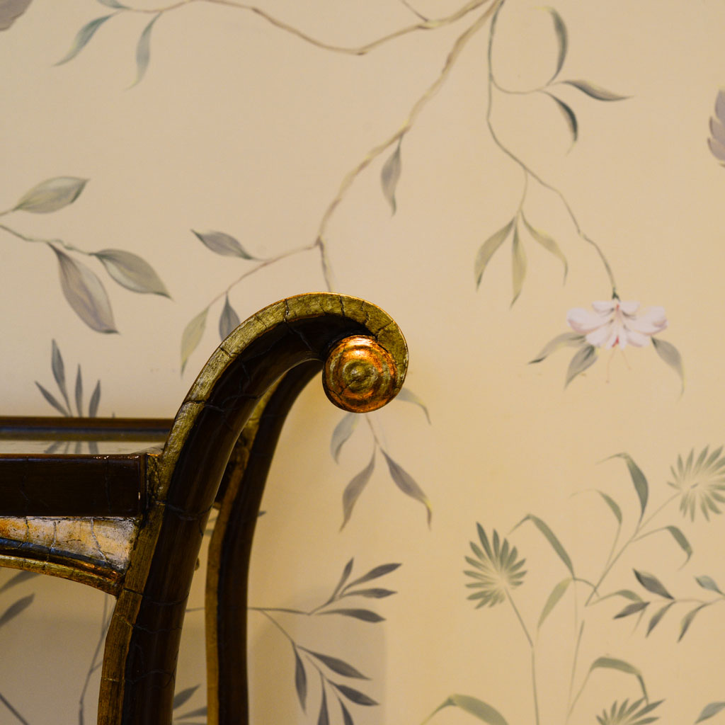 A beautifull bespoke wallpapers in a living room