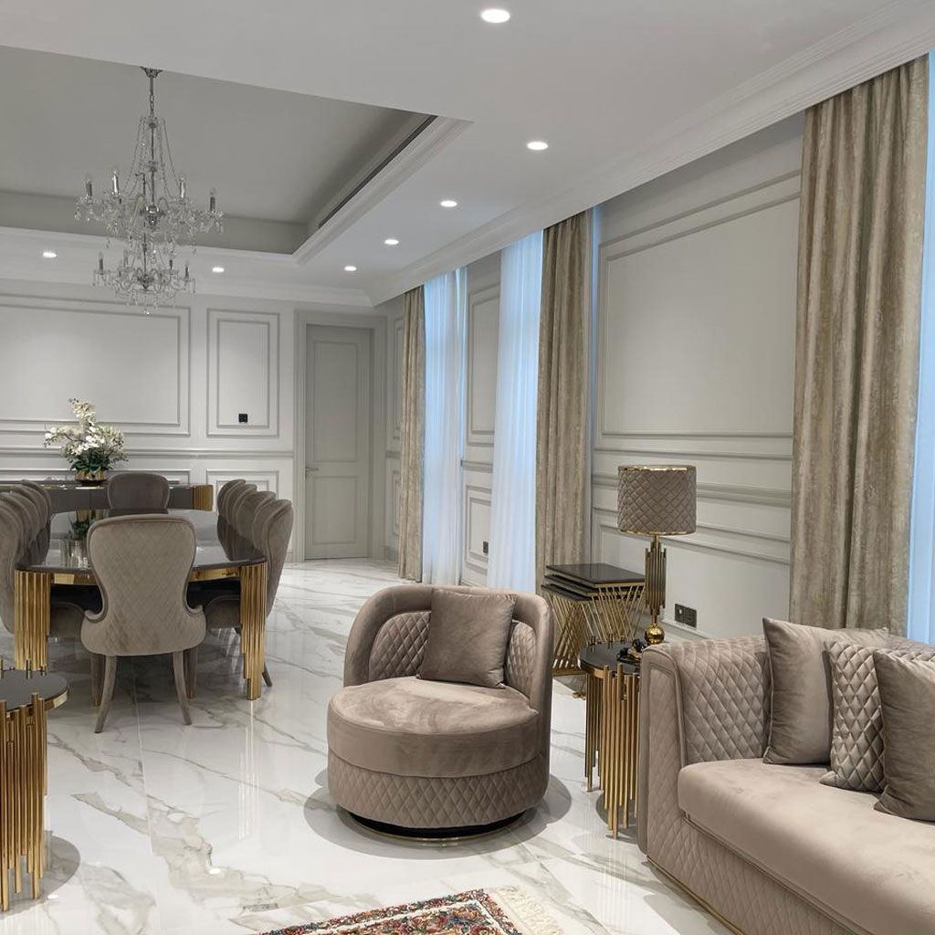 The majlis boasts a harmonious color palette inspired by earthy tones and rich hues.